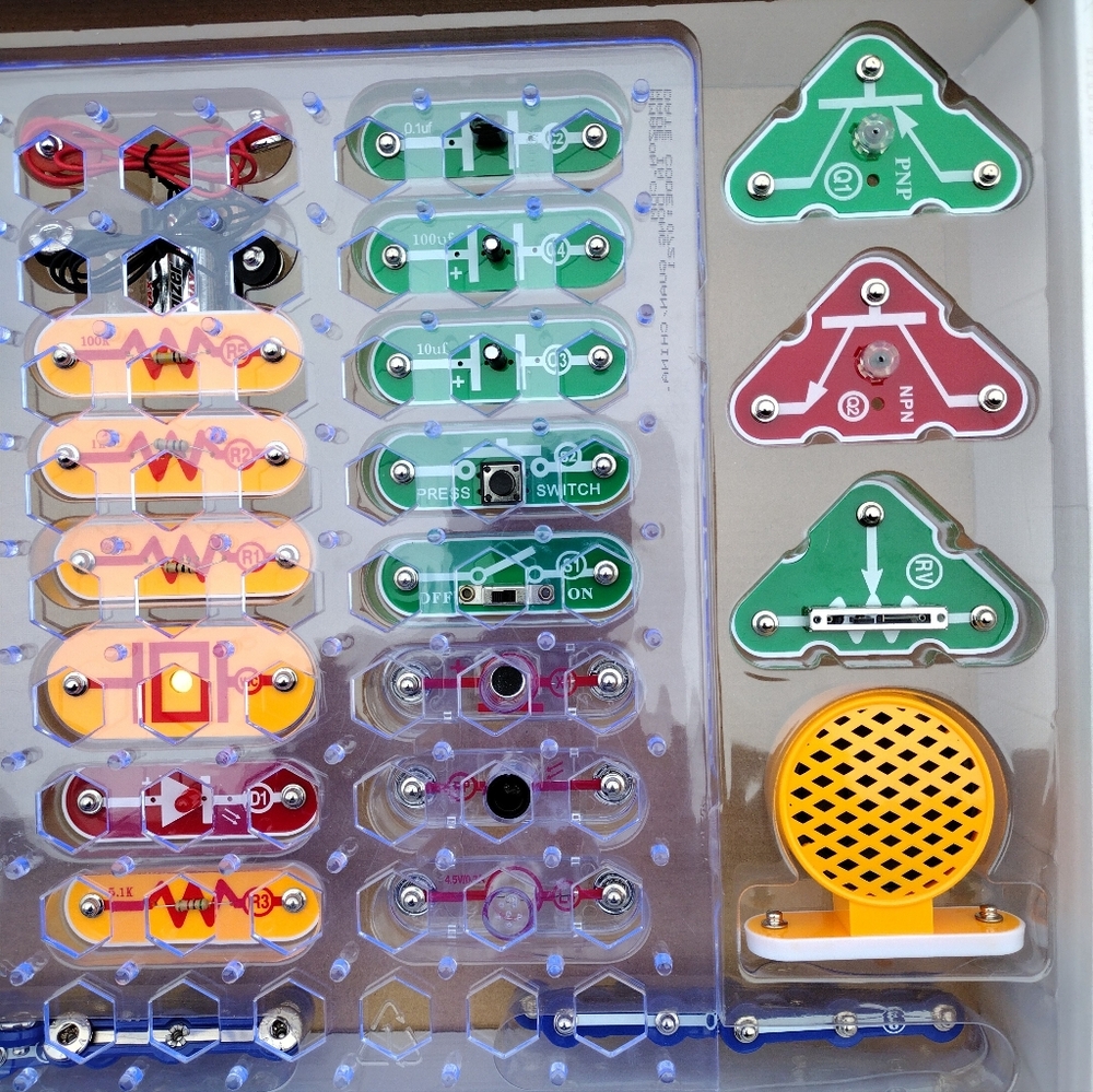 Snap Circuits 203 Electronics Experiment Kit - Picture 4 of 8